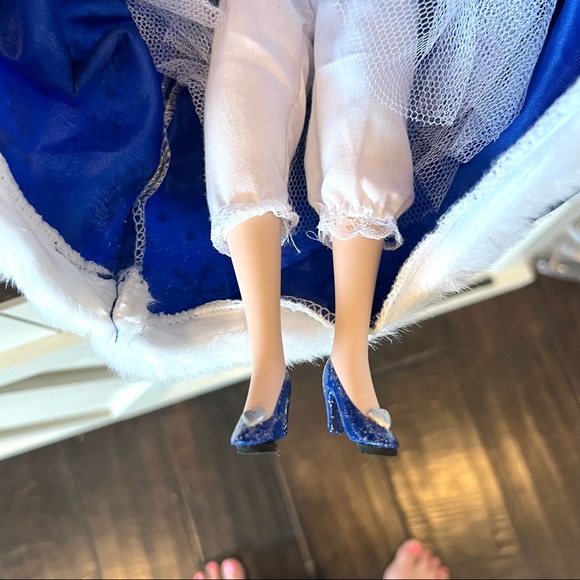 Disney Cinderella Porcelain Keepsake 16" Doll Royal Holiday Edition Brass Key - Picture 5 of 6
